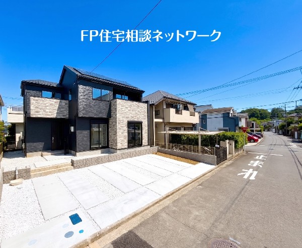 外観:前面道路は幅6.5ｍの公道。十分な広さがあるので車のすれ違いもらくらく。駐車もしやすいですね。