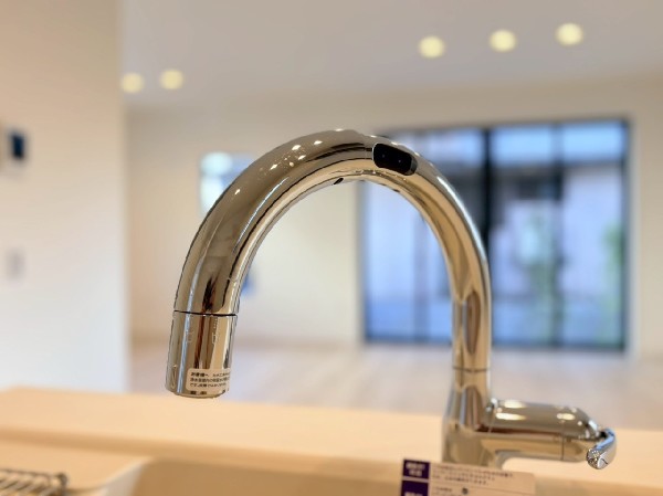 キッチンには浄水器を標準装備。お水を飲む以外にもお料理中にも活躍しそうですね。