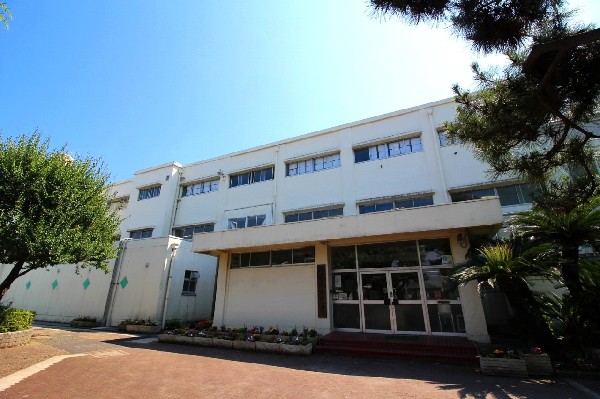 周辺環境:上末吉小学校(住宅街の中にあり、自然も近くにあるので環境に恵まれている小学校です。一年を通して学校行事も充実。)