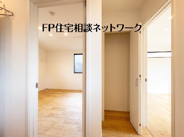廊下に収納スペースを多く設けています。季節用品や掃除用具、普段使わないものもすっきりと収納できます。