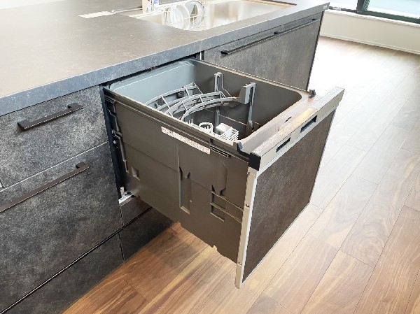 あったらいいなの代表的な設備である食洗機。ビルトイン型なので、おさまりもよく、使い勝手も良好です。