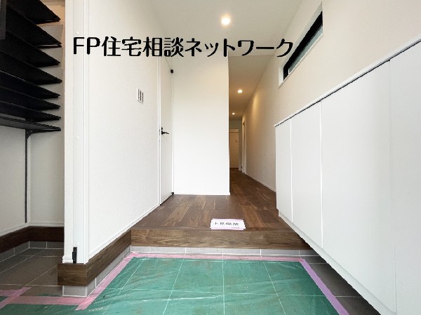 シューズインクローク付きで家族の履物が多くても安心。スッキリ収納し、いつでもきれいな玄関を保てます。