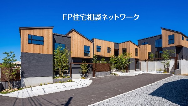 外観:澄み渡る青空に映える木目調×ダークトーン。光と緑が調和する洗練のデザイナーズ邸宅が誕生します！