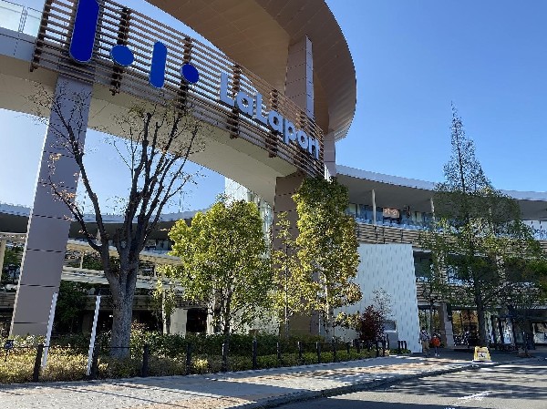 周辺環境:ららぽーと横浜(イトーヨーカドー、東急ハンズ、TOHOシネマズ、ノジマなど約270店が入った大型ショッピングモール。)