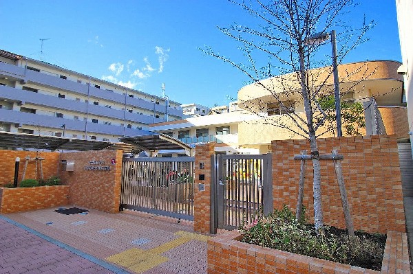 周辺環境:いずみ松本町保育園(工夫をこらした可愛らしい園舎と広い園庭がある保育園。３歳児から文字、数、英語の勉強を楽しく学びます。)