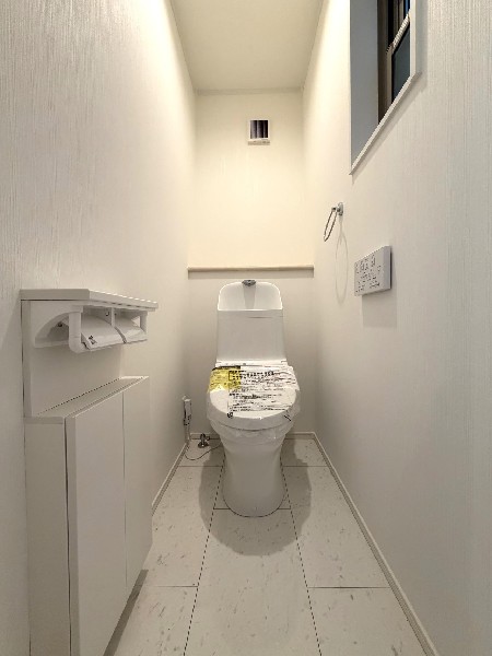 トイレは1階と2階に2カ所あります。朝の忙しい時間も慌てることなく使用できるので助かりますね。