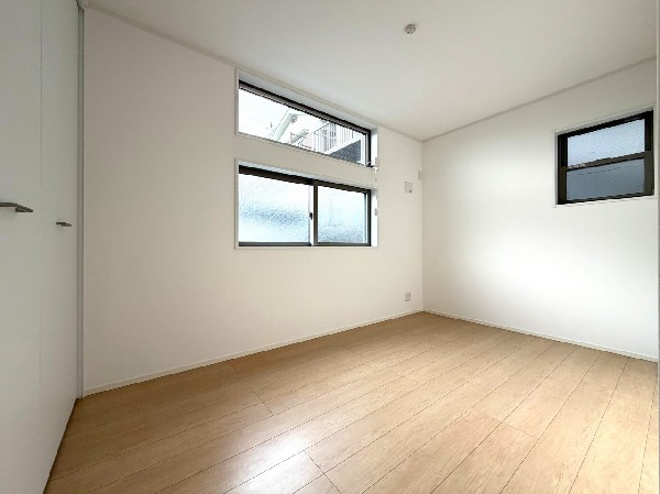 2面採光でお部屋の隅々まで明るい印象。爽やかな風が吹き抜けます。日々の暮らしも明るくなりそうです。