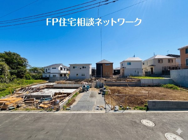 外観:多棟現場ですので、お子様の友達作りやご近所付き合いがしやすい環境です。開けた開放感溢れる立地。