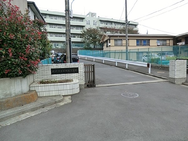 周辺環境:東鴨居中学校(ヒガカモの愛称で親しまれている中学校。受験対策に力を入れています。部活動も活発に行っています。)