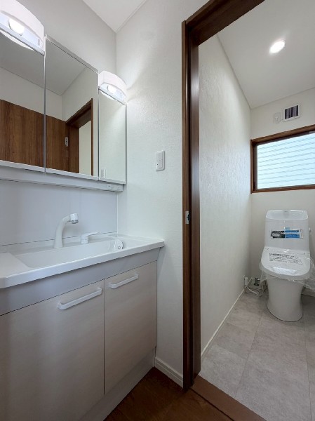 2階トイレ横にある洗面台。1・2階でそれぞれ準備が出来るので、朝の忙しい時間帯でも身支度がスムーズ。