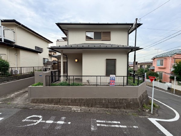 外観:一種低層住居専用地域内に位置しています。周囲には高い建物がなく、落ち着きある住宅街です