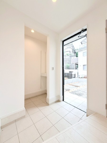 広々としたゆとりある玄関。照明や観葉植物で自分らしい空間にできそう。家の印象は玄関で決まります！