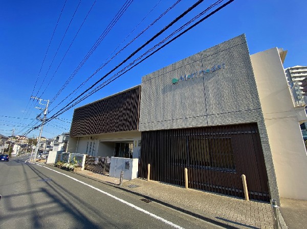周辺環境:森の台保育園(広い園庭と明るく綺麗な園舎の保育園。英語教育や体操教室も行う。自然と関わりながら成長できる保育園です。)