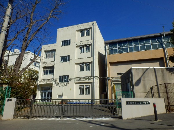 周辺環境:三保小学校(教育目標は、互いに思いやり、人や地域とかかわり合いながら、進んで学び、高め合う子「元気　勇気　根気」)