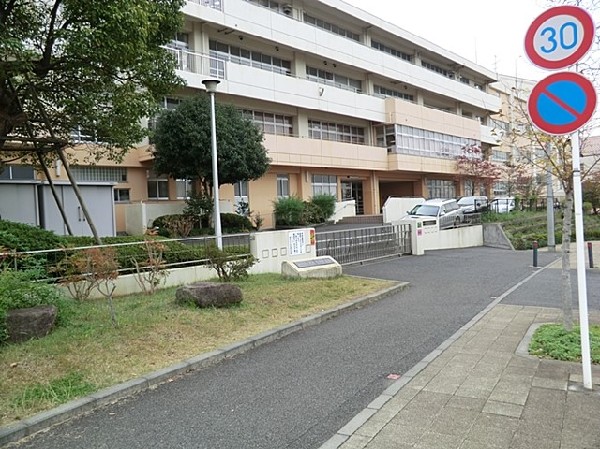 周辺環境:十日市場中学校(令和6年に創立60周年を迎えた広い体育館のある中学校。教育目標は「自ら学び、つながり、共に生きる」)