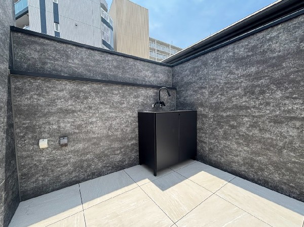 屋上にあるルーフバルコニーは開放感たっぷり。BBQやお子様のプールなど多用途にお使いいただけます。