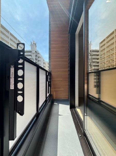 屋上のスカイバルコニーに加え、2階南側にもバルコニーを設置。暮らしやすさにもこだわった住まいです。