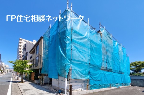 外観:「神奈川」駅徒歩1分の立地。忙しい朝や遅い帰宅時に嬉しい。駅周辺のお買物施設も利用でき便利です。