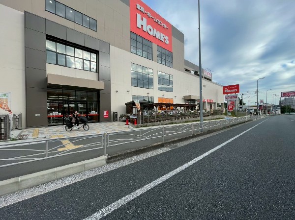 周辺環境:島忠 ホームズ横浜鶴見店 (3階にはスーパーの三和があり便利な複合施設。日用品や食料品が一度に調達でき、週末のまとめ買いにも○)