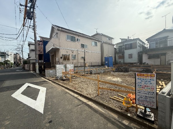 外観:前面道路は幅6.3ｍの公道。車通りが少なく敷地との高低差もないので、車の出入りがしやすいですね。