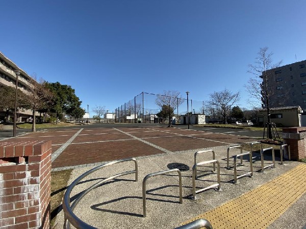 周辺環境:新鶴見公園(芝生の広場やアスレチック遊具、ロング滑り台、健康器具、野球などができる広いグラウンドを有する大型公園)
