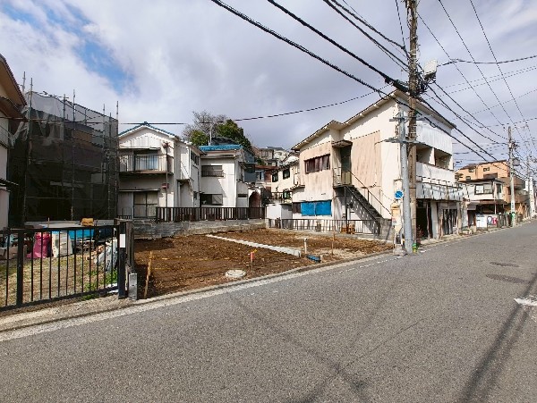 外観:南東道路で日当たり良好！室内には太陽の光はもちろん、爽やかな風が吹き抜け、居心地の良い空間を演出。