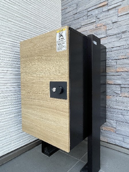 玄関前には宅配BOXが設置されています。不在にすることが多い忙しいご家族に嬉しい設備です。