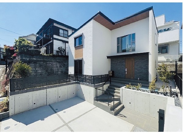 外観:落ち着きある住宅街、一種低層住居専用地域内に位置しています。日当りを大きく遮られることもありません。