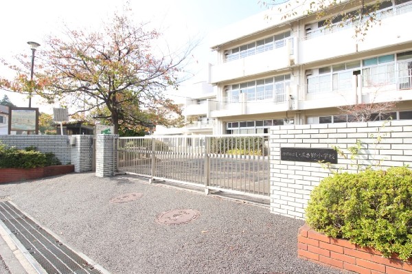 周辺環境:いぶき野小学校(長津田みなみ台公園に隣接する小学校。教育目標は「夢に向かって希望をもち ともにはばたくいぶき野の子」)