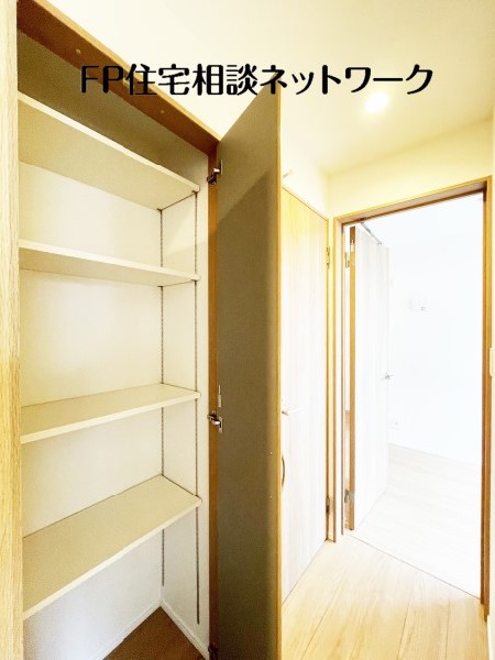 3階廊下にも収納を設けており、掃除用具や書類、防災用品などをしまうのに便利。ご家族みんなで使えます。