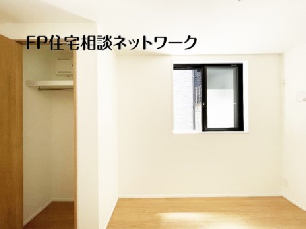 クローゼット付きの洋室。南向きの窓から光が差し込み、居心地の良い空間に。