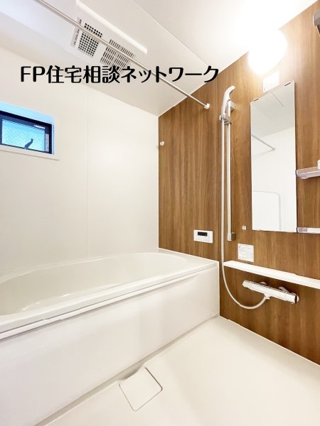 ユニットバスはゆったりとくつろげる1坪タイプ。足を伸ばせる浴槽でしっかり疲れを癒したいですね。