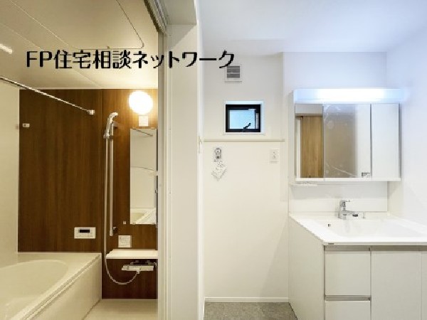 窓付で光が入り明るい洗面室。収納力と機能性に優れた洗面台で、毎朝の身支度が気持ちよく出来そうですね。