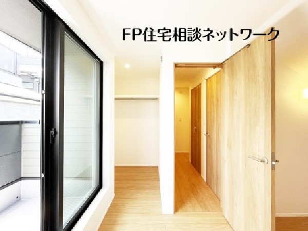 バルコニーにも出られる明るい居室。おひさまの光と爽やかな風をたっぷりと取り込めます。