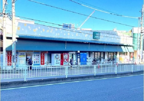 周辺環境:Fuji伊勢町店(鮮度・旬・グレードにこだわった商品を提供。ベーカリーコーナーでは美味しい焼き立てパンを購入できます。)