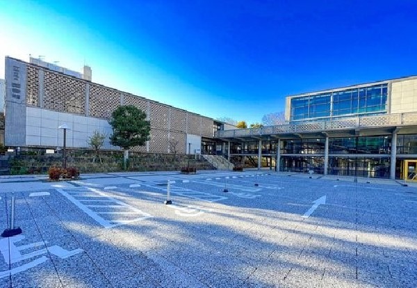 周辺環境:神奈川県立図書館(緑豊かな環境で、読書に没頭できる静寂読書室や、カフェ、テラス席も完備された、贅沢な時間を過ごせます。)