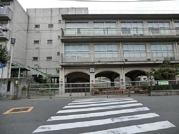 周辺環境:老松中学校(野毛山公園に隣接し、緑豊かな環境に位置しています。昭和22年創立、各学年4クラス程の中学校。)