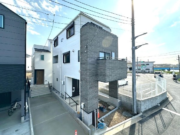 外観:ビルトイン車庫付きの住まい。雨風から大切なお車を守り、お荷物の出し入れもゆっくり濡れずに行えます。