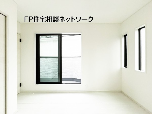 バルコニーにも出られる明るい居室。おひさまの光と爽やかな風をたっぷりと取り込めます。