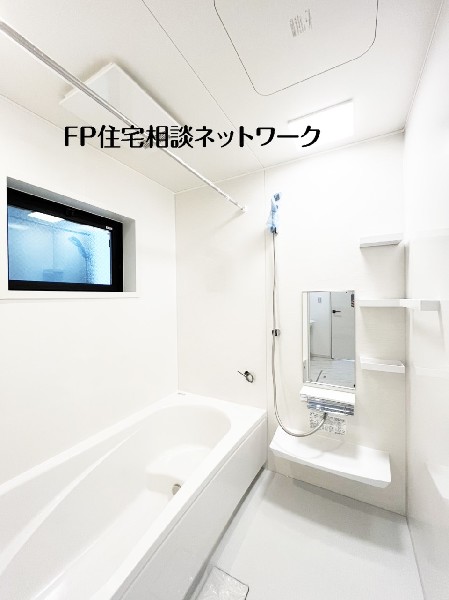 ゆったり入れる1坪タイプの浴室。花粉が気になる季節や雨天時のお洗濯に便利な浴室換気乾燥暖房機付です。