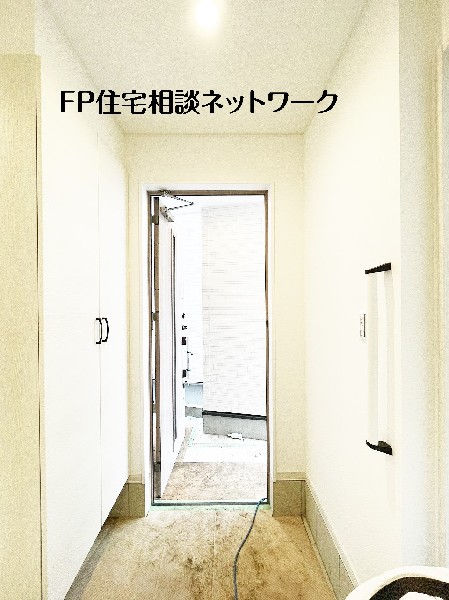 外の光が優しく広がる心地よい設計！白で統一された内装が、空間をより広く開放的に魅せてくれます。