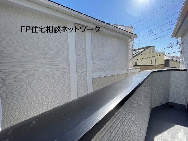 外観:2部屋から出入り可能な広いバルコニー。南に面して日当たり良好。お洗濯もあっという間に乾きそうです。