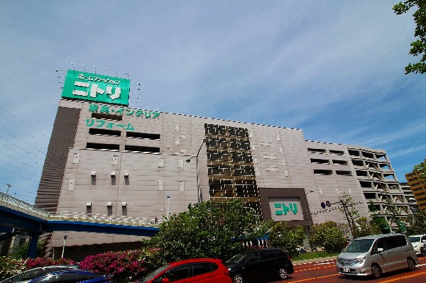 周辺環境:ニトリ新横浜店(お値段以上の商品を提供する。家具が有名ですが、食器、マットなど、引越しに伴う日用品はすべて揃う。)