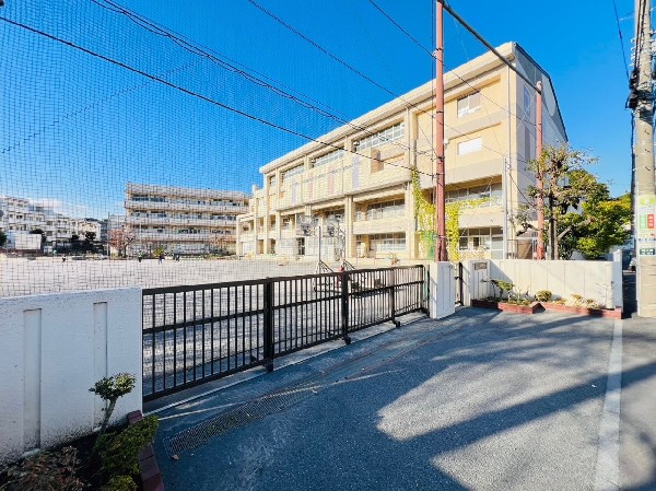 周辺環境:神大寺小学校(教育目標は「考える力、大好きなものを増やす、自分から行動する、人のために役立つ、世界への関心を持つ」)