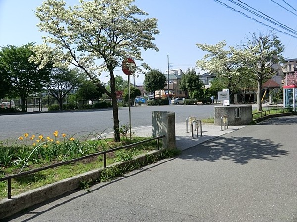 周辺環境:片倉北公園(グラウンドあり。屋根付きの東屋、滑り台やブランコがありお子様も楽しめます。春は桜が綺麗に咲きます。)