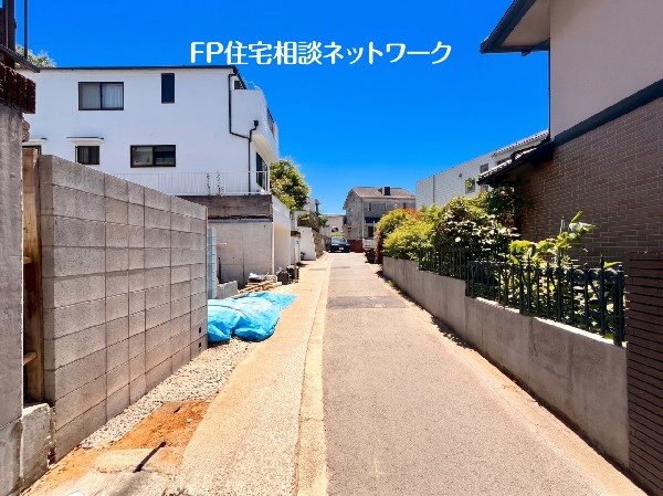 外観:幅4ｍの前面道路に面しています。道幹線道路から入った通りのため、交通量も少なく、静かな住環境です。  