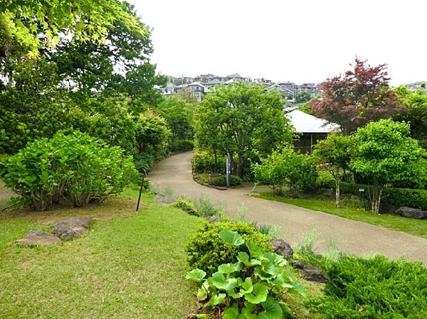 周辺環境:馬場花木園(豊かな緑に囲まれた、和風の風致公園です。桜や紅葉など、四季折々の花々と風情を楽しむことができます)