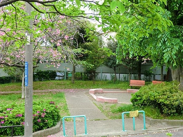 周辺環境:岸谷二丁目公園(緩斜面を利用した地形の公園で、新子安方面・公園横の道路からはベイブリッジも見渡すことができます。)