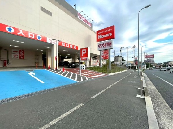 周辺環境:島忠 ホームズ横浜鶴見店(3階にはスーパーの三和があり便利な複合施設。日用品や食料品が一度に調達でき、週末のまとめ買いにも○)