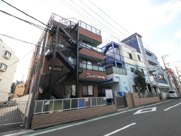 周辺環境:SEA KID保育園(少人数制保育で子ども一人ひとりと密接に関わり、第二の家庭と思えるような心の落ち着ける場所を提供する。)
